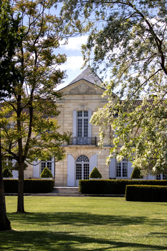 Façade d’un château viticole dans le vignoble bordelais