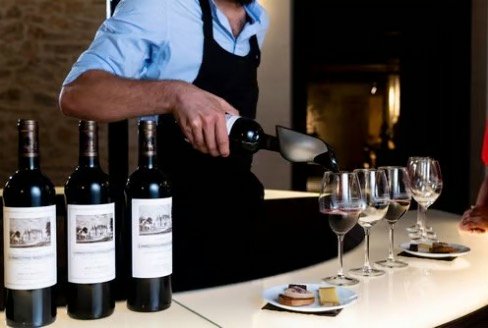 Service et dégustation de vins à Bordeaux lors d’un atelier œnologique guidé, illustrant une expérience sensorielle raffinée