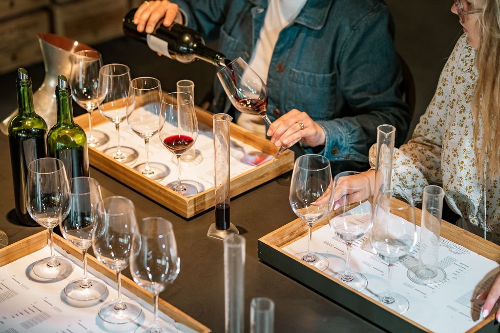 Atelier de dégustation lors d’un séminaire d’entreprise dans un château viticole
