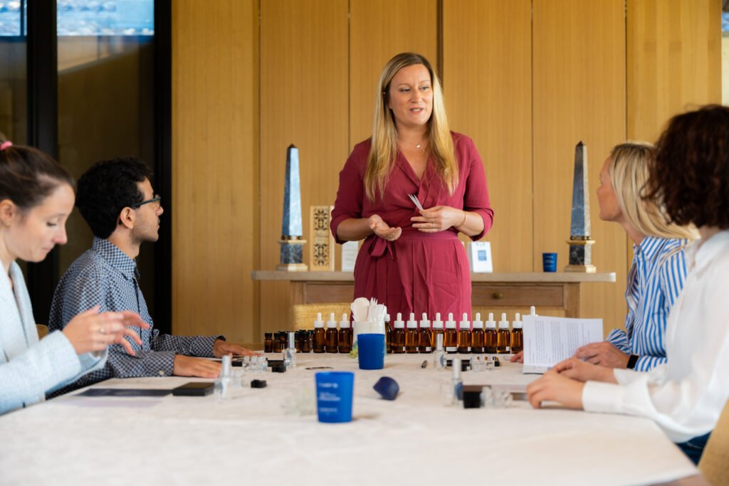 Atelier olfactif et créatif pour stimuler la cohésion, l’écoute et l’inspiration collective.