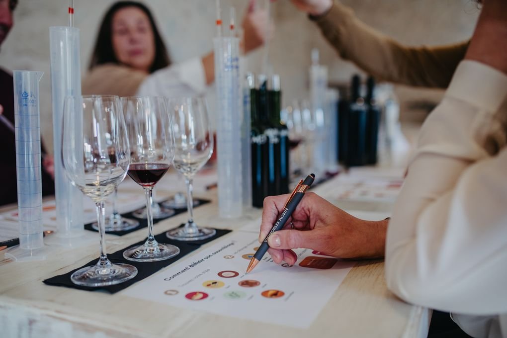 Atelier d’initiation œnologique avec analyse aromatique et verres de dégustation, lors d’une excursion viticole à Bordeaux.