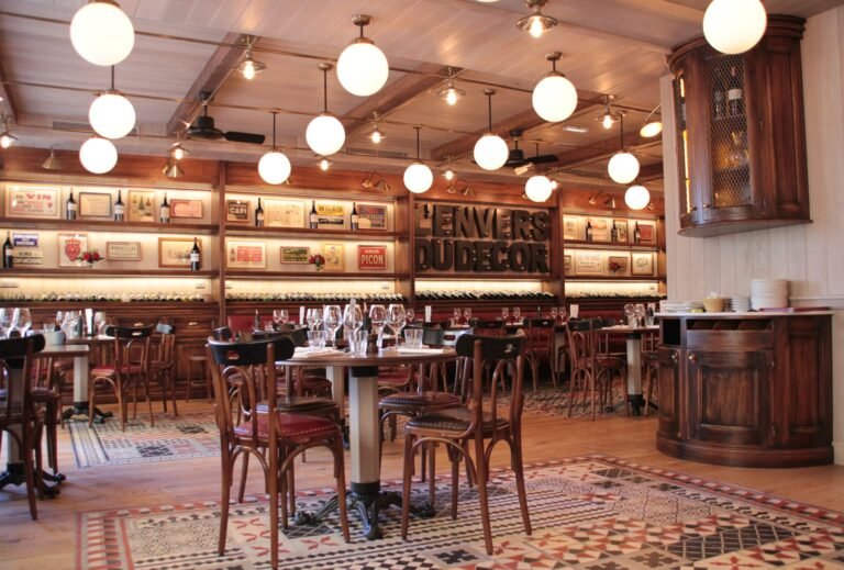 Restaurant chaleureux au cœur du vignoble bordelais, lieu idéal pour prolonger une excursion œnologique avec une expérience gastronomique.