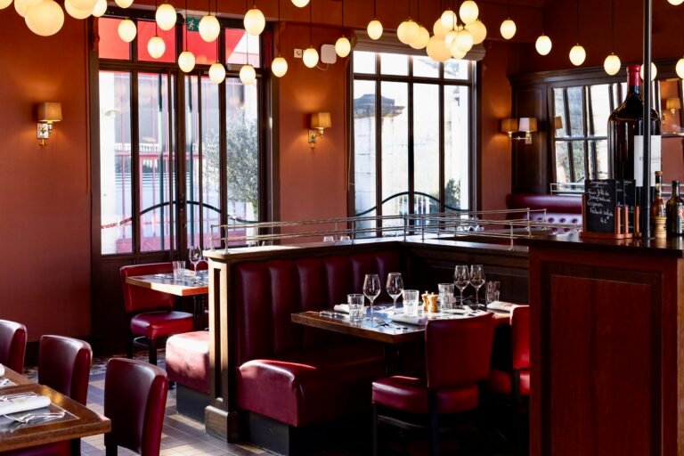 Brasserie élégante et chaleureuse au style bordelais, idéale pour conclure une excursion œnologique autour des vins de Bordeaux.