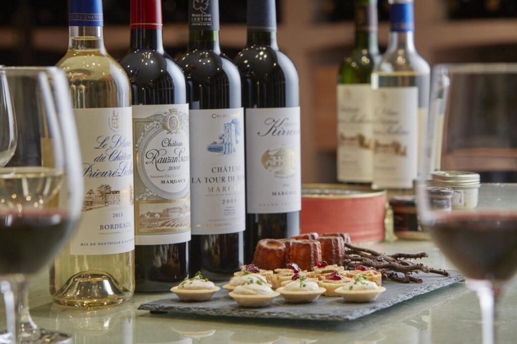 Dégustation de vins de Bordeaux accompagnée de mets raffinés, illustrant une expérience œnologique et gastronomique à offrir
