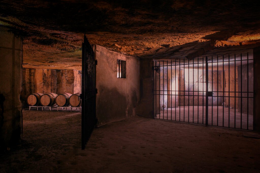 Galeries souterraines d’un domaine viticole à Saint-Émilion, révélant un espace historique propice à une expérience œnologique immersive.