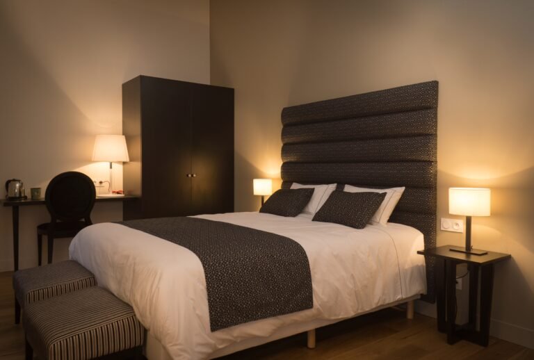 Chambre élégante et chaleureuse au sein d’un domaine viticole bordelais, idéale pour un séjour lors d’un weekend œnologique à Bordeaux