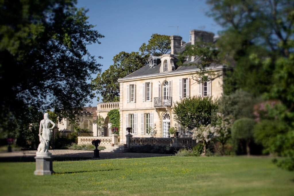 Château viticole entouré de verdure accueillant des séminaires d’entreprise