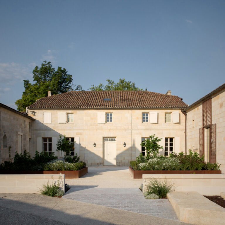 Cour intérieure élégante d’un château viticole en pierre à Bordeaux, cadre authentique pour une visite de domaine ou un weekend œnologique