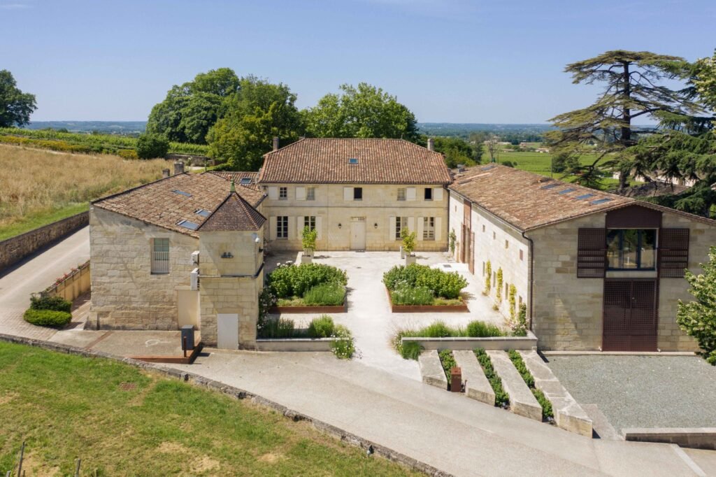 Cour intérieure d’un domaine viticole de Saint-Émilion, cadre authentique pour une excursion œnologique à Bordeaux.
