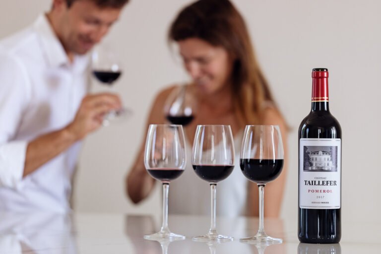 Dégustation de vin Pomerol avec un couple savourant plusieurs verres de vin rouge