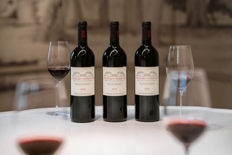 Verticale de millésimes du Château de Ferrand dégustée lors d’une expérience œnologique à Saint-Émilion, au cœur du vignoble bordelais.