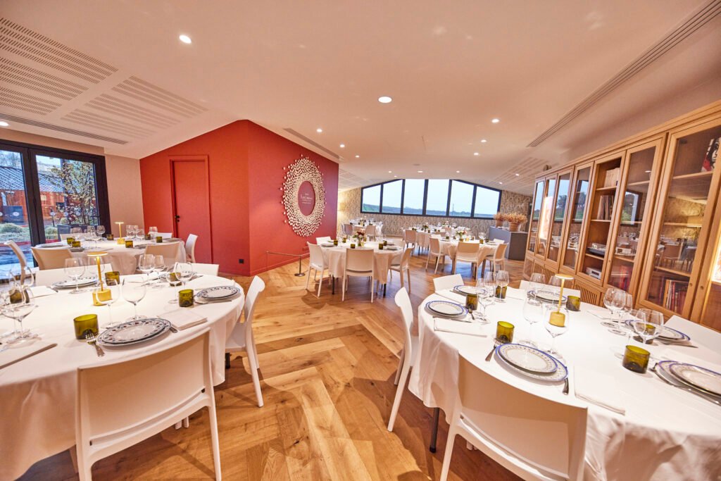 Salle de réception élégante pour séminaire d’entreprise dans un château viticole