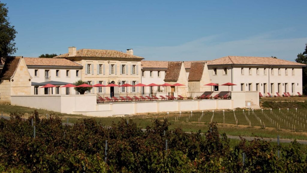 Hôtel 4 étoiles au cœur des vignes de Saint-Émilion, offrant confort et luxe pour un séjour œnologique d’exception à Bordeaux.