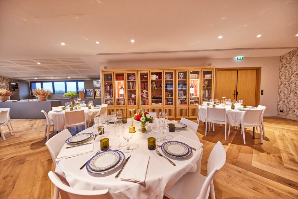 Salle de réception élégante préparée pour un séminaire d’entreprise au château