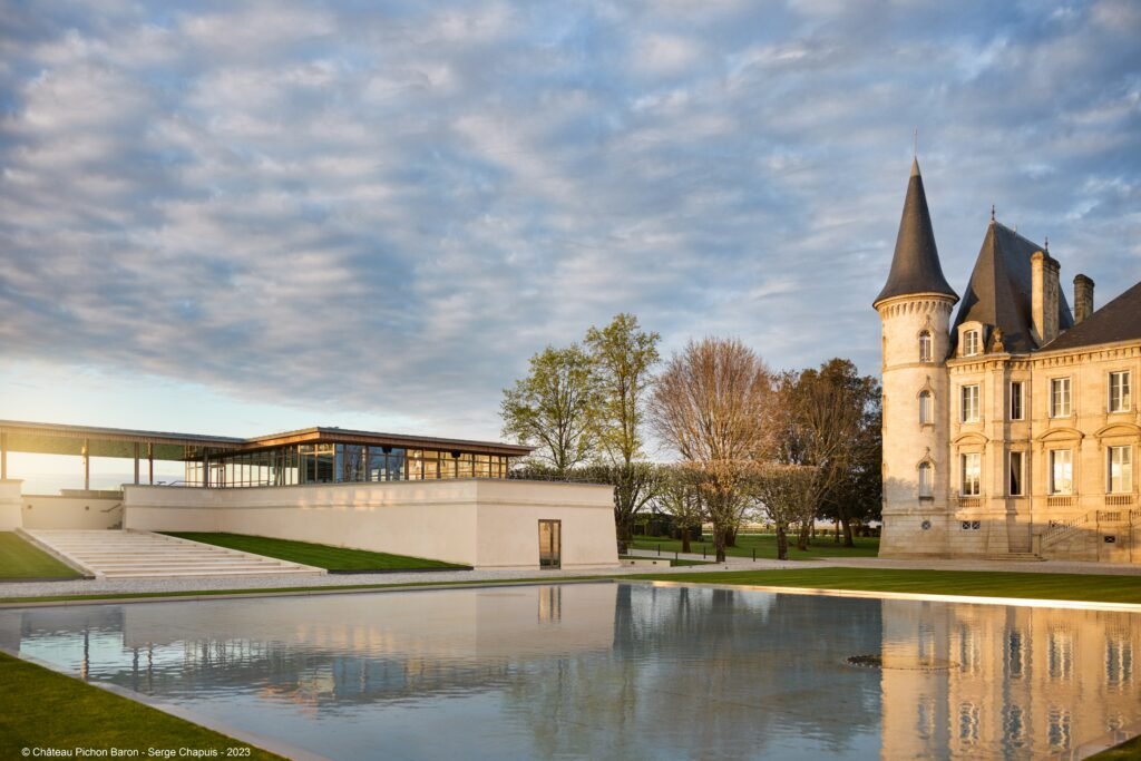 Château viticole d’exception du Médoc avec architecture contemporaine et bassin miroir, lors d’une visite de domaine dans le vignoble de Bordeaux.
