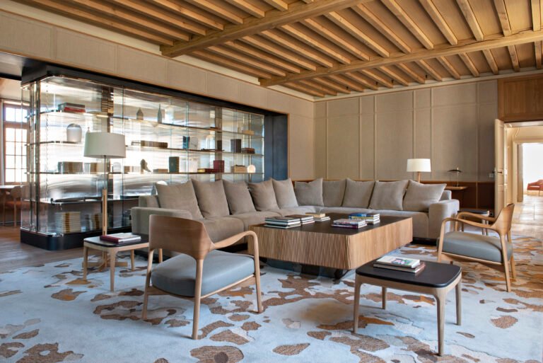 Salon élégant et contemporain d’un château viticole à Bordeaux, offrant un espace raffiné pour un weekend œnologique ou une excursion dans le vignoble