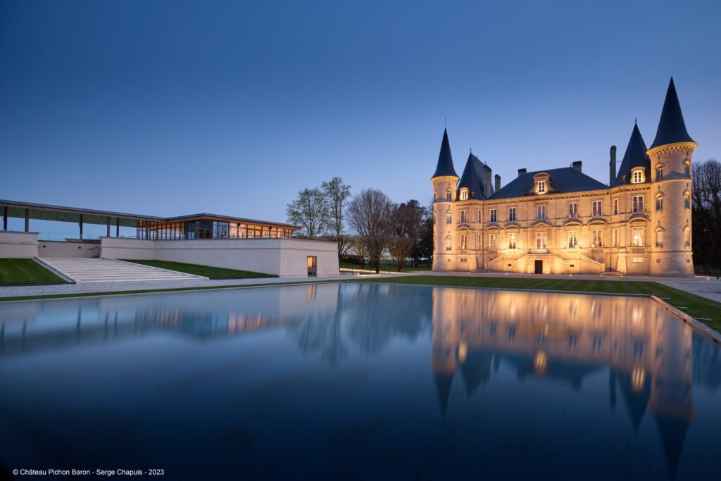 Île de la Cussaga à Pauillac, vue aérienne sur la Garonne et le plan d’eau adjacent — idéal pour une balade viticole ou une visite œnologique dans le Médoc.