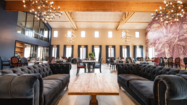 Salle de restauration élégante et contemporaine au cœur d’un domaine viticole bordelais, parfaite pour prolonger une excursion œnologique par une expérience gastronomique raffinée.