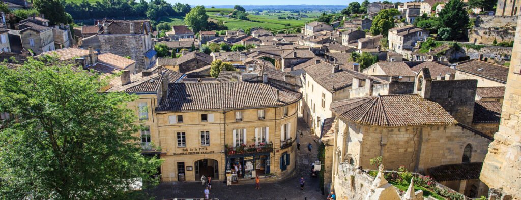 ✅ Balise ALT (118 caractères) Vue aérienne du village médiéval de Saint-Émilion, classé UNESCO, au cœur des vignobles bordelais lors d’une excursion œnologique.