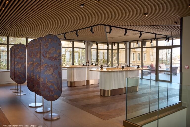 Salle de dégustation contemporaine du Château Pichon Baron, offrant un cadre lumineux et élégant pour une expérience œnologique dans le Médoc