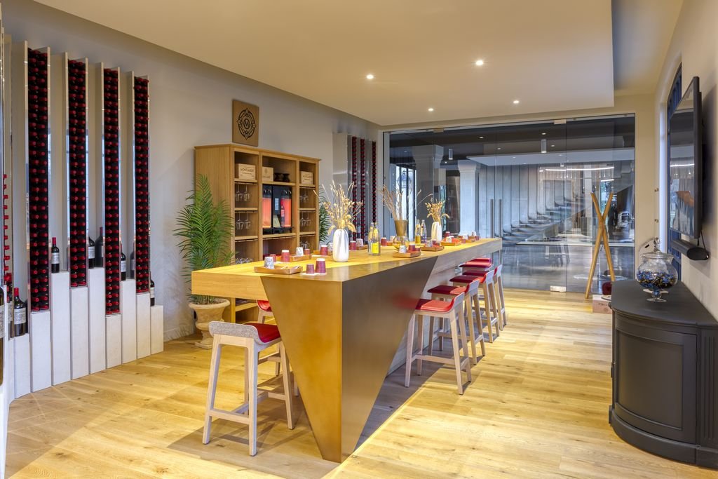 Salle de dégustation moderne et lumineuse, offrant un cadre élégant pour découvrir les vins et explorer l’univers œnologique bordelais.