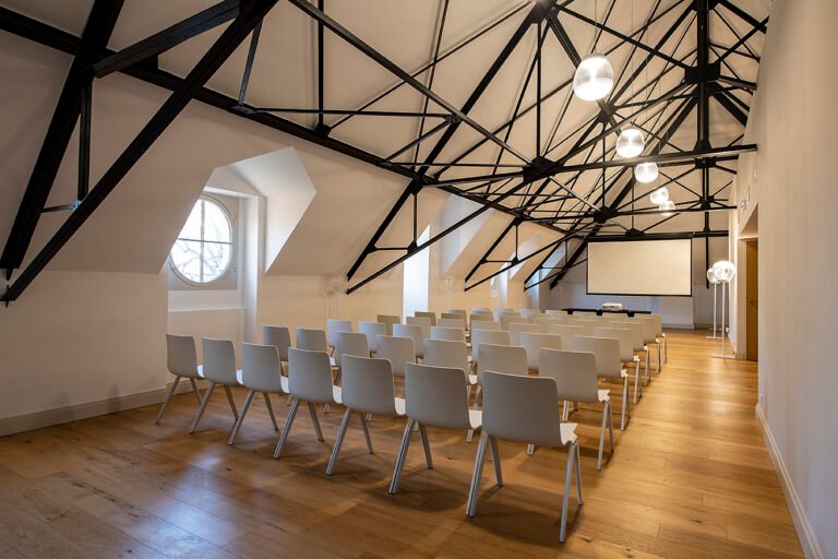 Salle de réunion lumineuse dans un château viticole pour séminaire d’entreprise