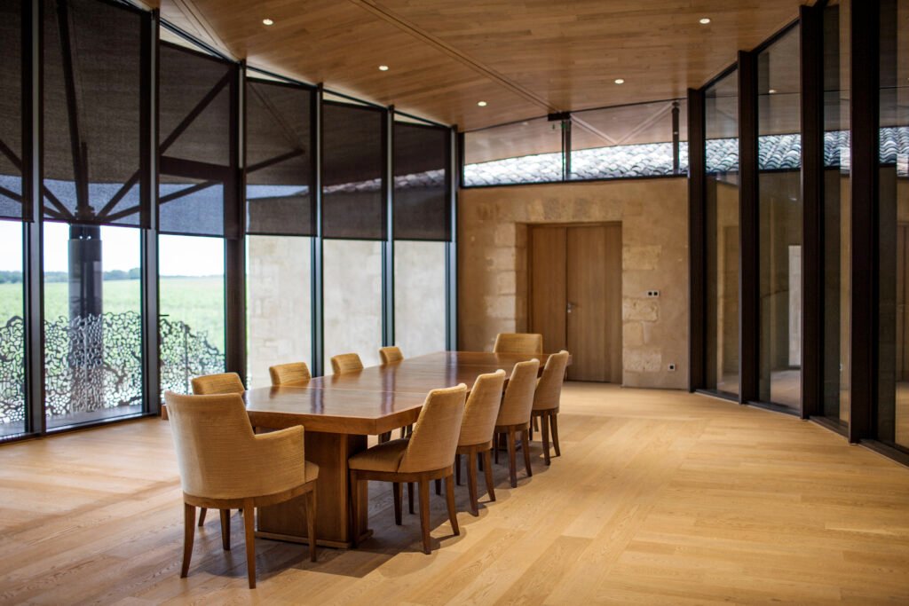 Salle de réunion élégante dans un château viticole pour séminaire premium