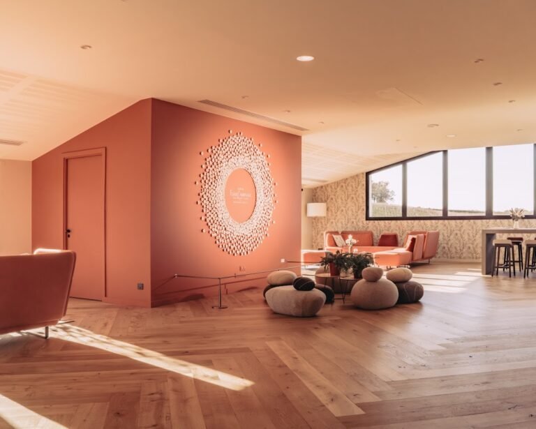Salon moderne et lumineux d’un domaine viticole bordelais, offrant un espace élégant pour une dégustation de vin lors d’un weekend œnologique à Bordeaux