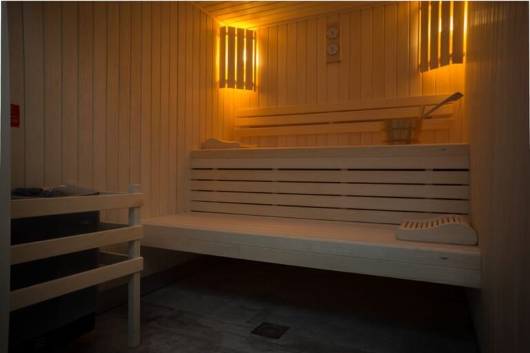 Sauna lumineux d’un bâtiment viticole à Bordeaux, ambiance détente et bien-être dans un domaine œnologique.