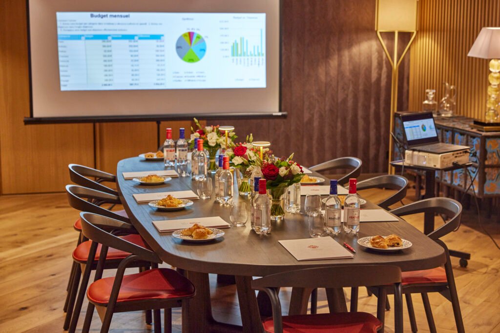 Table de séminaire d’entreprise préparée pour une réunion au château viticole