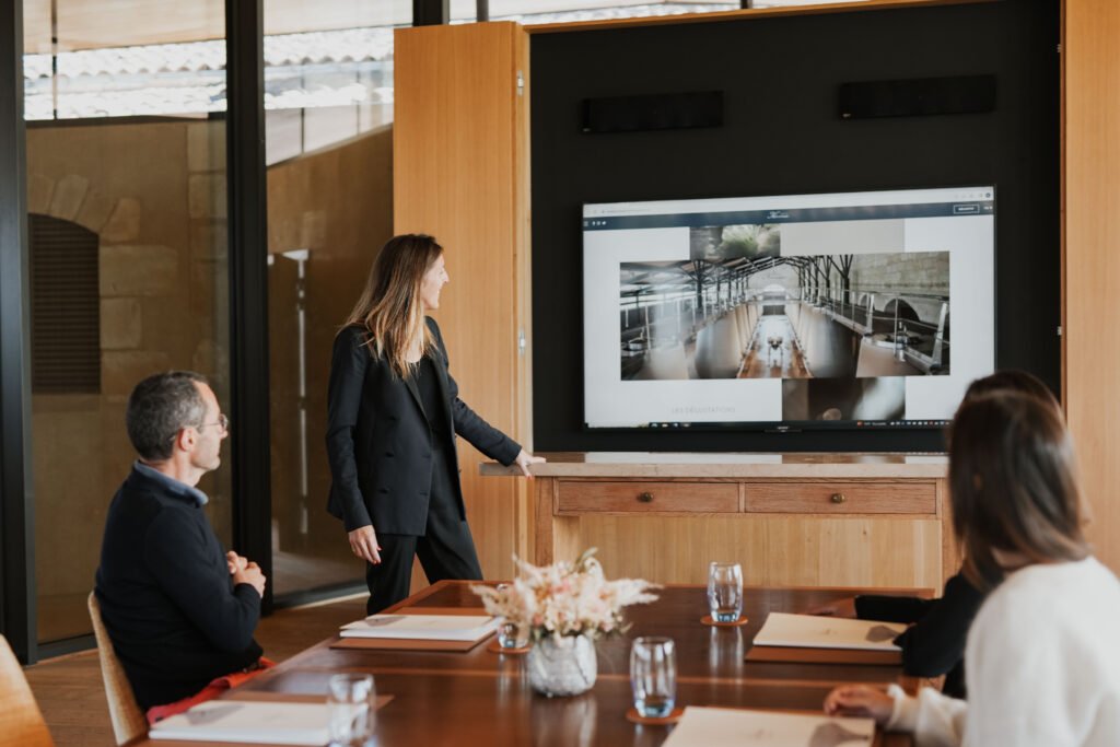 Présentation en salle de réunion lors d’un séminaire d’entreprise au château