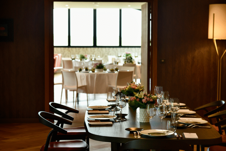 Table élégamment dressée dans un restaurant gastronomique, vue sur une salle lumineuse en arrière-plan