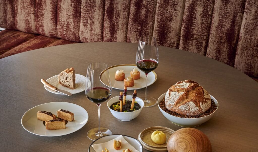 Dégustation gourmande avec vins rouges et mets raffinés dans un cadre élégant, lors d’une expérience œnologique à Bordeaux.