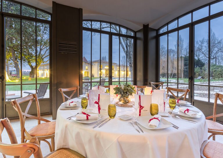 Table de déjeuner élégante lors d’un séminaire d’entreprise dans un château viticole