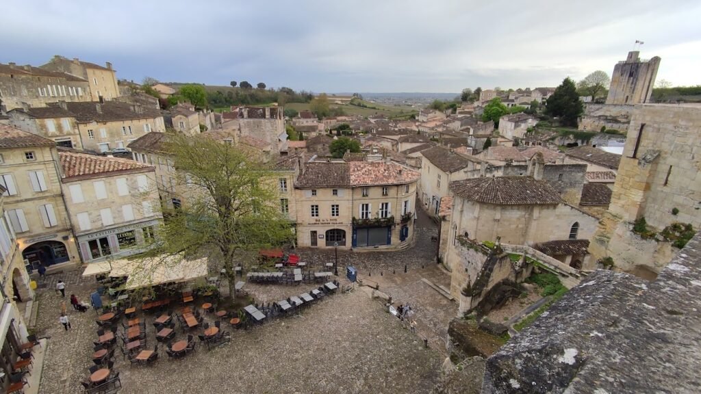 Vue du village médiéval de Saint-Émilion, classé au patrimoine mondial de l’UNESCO, cadre idéal d’une excursion œnologique à Bordeaux.