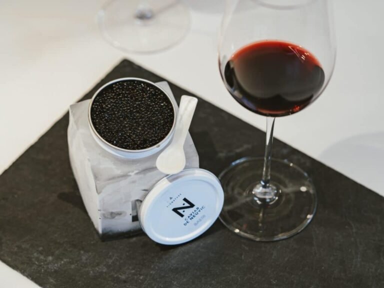 Accord mets et vins haut de gamme avec caviar et verre de vin rouge lors d’un atelier œnologique à Bordeaux.