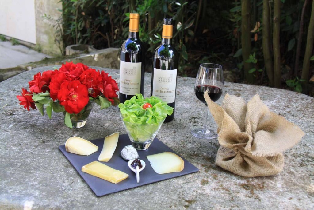 Accord vins et fromages dans un domaine de Bordeaux, une dégustation gourmande idéale lors d’un weekend œnologique à Saint-Émilion.