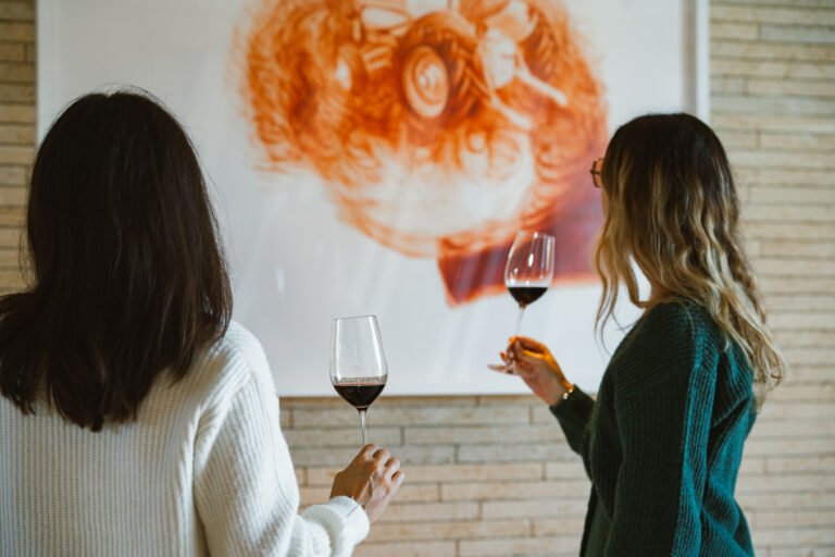 Atelier artistique autour du vin lors d’un team building en entreprise